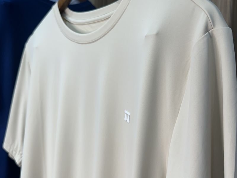 Camisas masculinas sociais e casuais expostas na loja