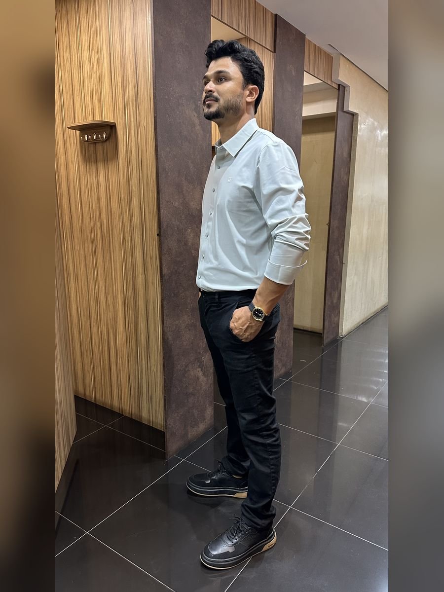 Kit 2: camisa social manga longa, calça sarja alfaiataria slim, sapato de couro preto e relógio analógico