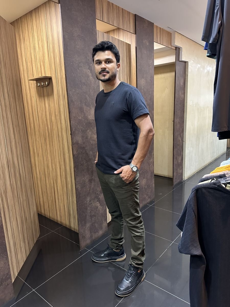 Kit 3: camiseta texturizada, calça sarja alfaiataria slim, sapato de couro preto e relógio em aço inoxidável